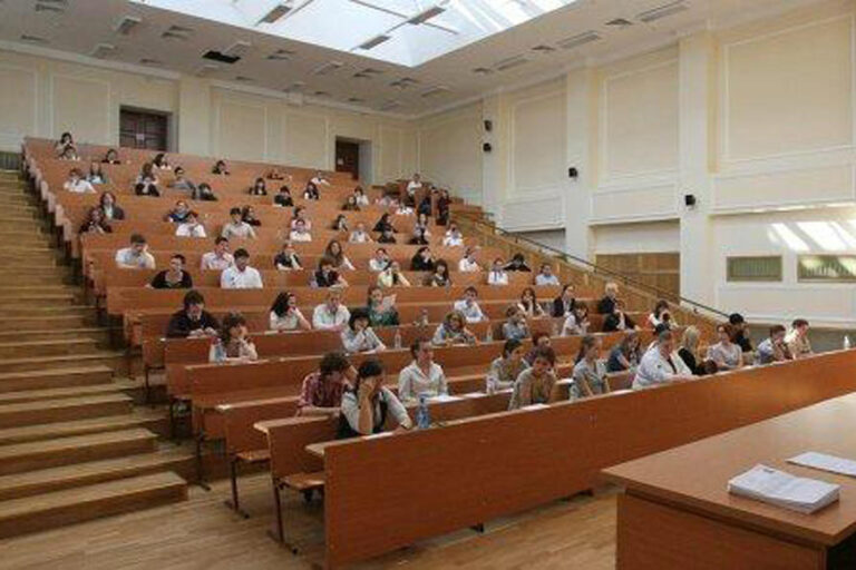 auditoriya-student